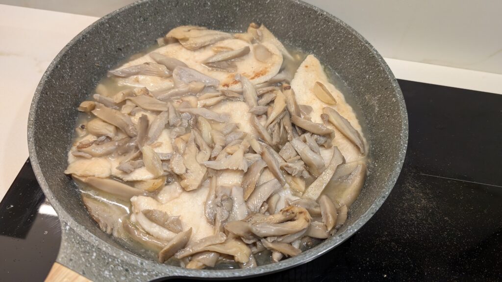Scaloppine di pollo ai funghi, fase finale