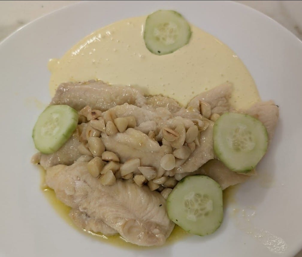 Scaloppina di pollo con pistacchi su maionese al cetriolo