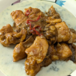 Bocconcini di pollo ai funghi su crema di gorgonzola