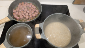 Risotto con salsiccia in cottura