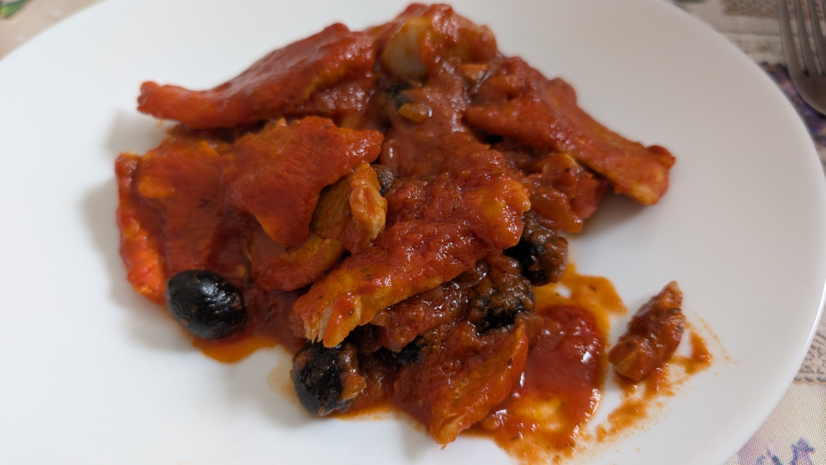 Merluzzo in padella con pomodori e olive