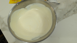 Preparazione panna e zafferano