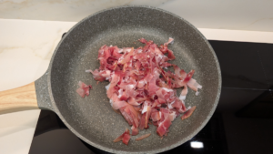 Rosolare lo speck in padella